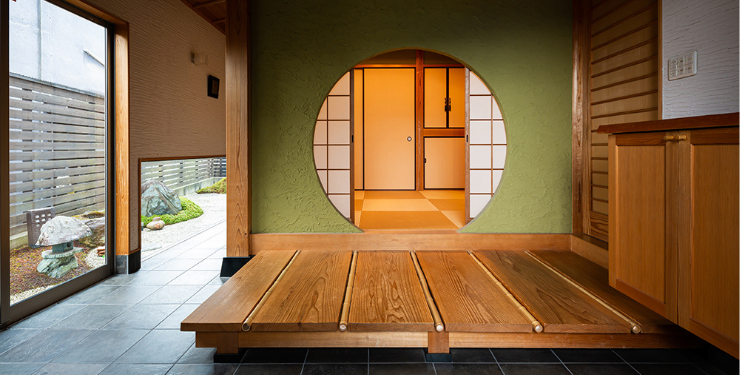 丸い障子窓が印象的なワモダンの玄関スペース