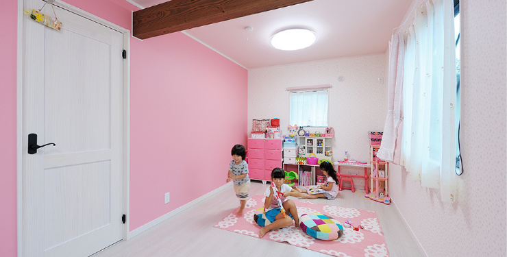 ピンクのアクセントクロスが可愛い子ども部屋