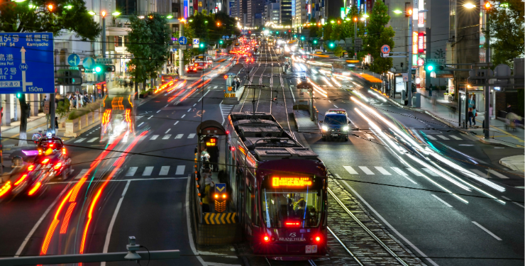 夜の広島にある路面電車の風景