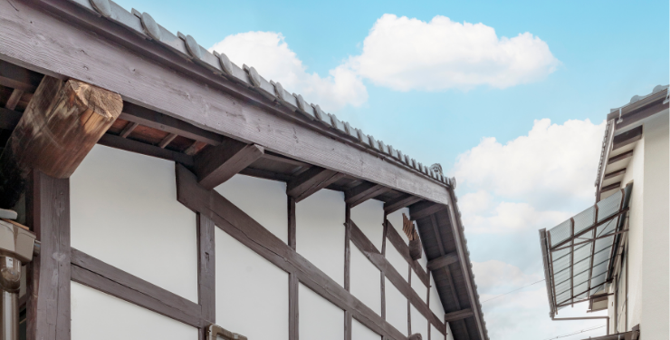 古き良き日本建築の屋根と青空