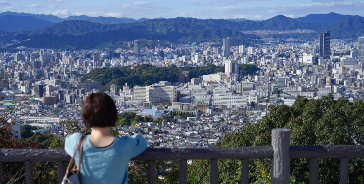 高い山から広島市を見下ろす人