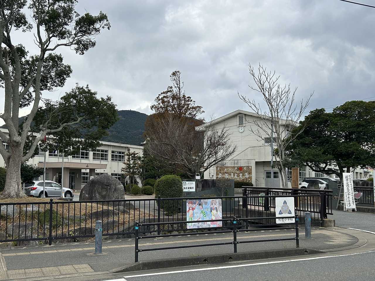 可也小学校まで900ｍ。「ふるさと可也を愛し、他とともによりよく生きる子供の育成」を教育目標に掲げ、自然体験学習、地域とのつながり、郷土教育などに力を入れています。