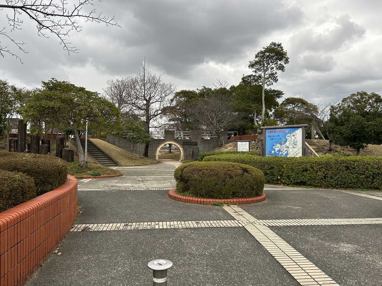 志摩中央公園まで1000ｍ。自然豊かな公園で、多目的に利用できるスポーツ施設、遊具エリアや芝生広場があり、家族連れで楽しむのに適した設備が整っています。地域行事やお祭りなどのイベントが開催され、住民の交流の場となっています。