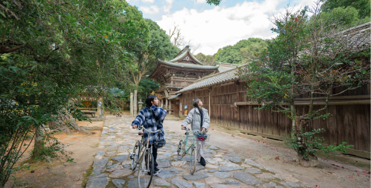 桜井神社を眺める女性たち