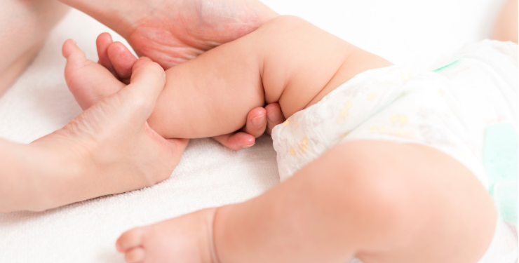 赤ちゃんの柔らかな肌を触る手