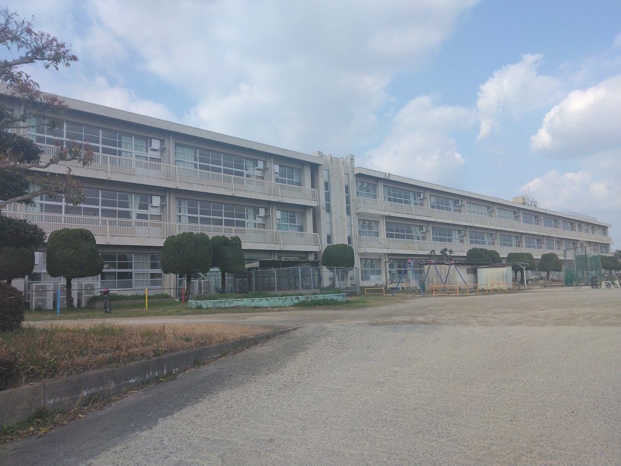 岩戸北小学校まで1.0km徒歩12分。 昭和50年に設立された小学校です。オーストラリアにある小学校の児童との交流活動や那珂川中学校と連携したSDGs活動などを行っています。