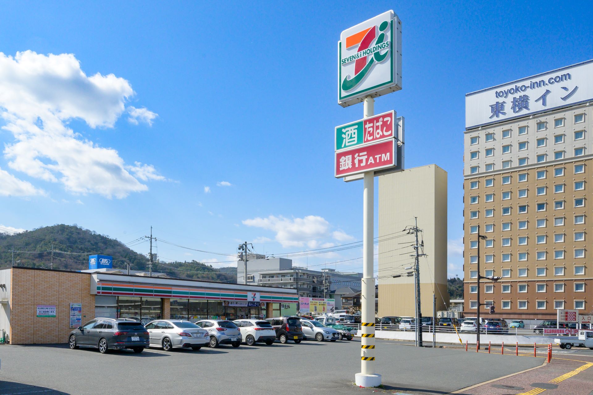 セブンイレブン東広島駅前店　約600ｍ　徒歩9分