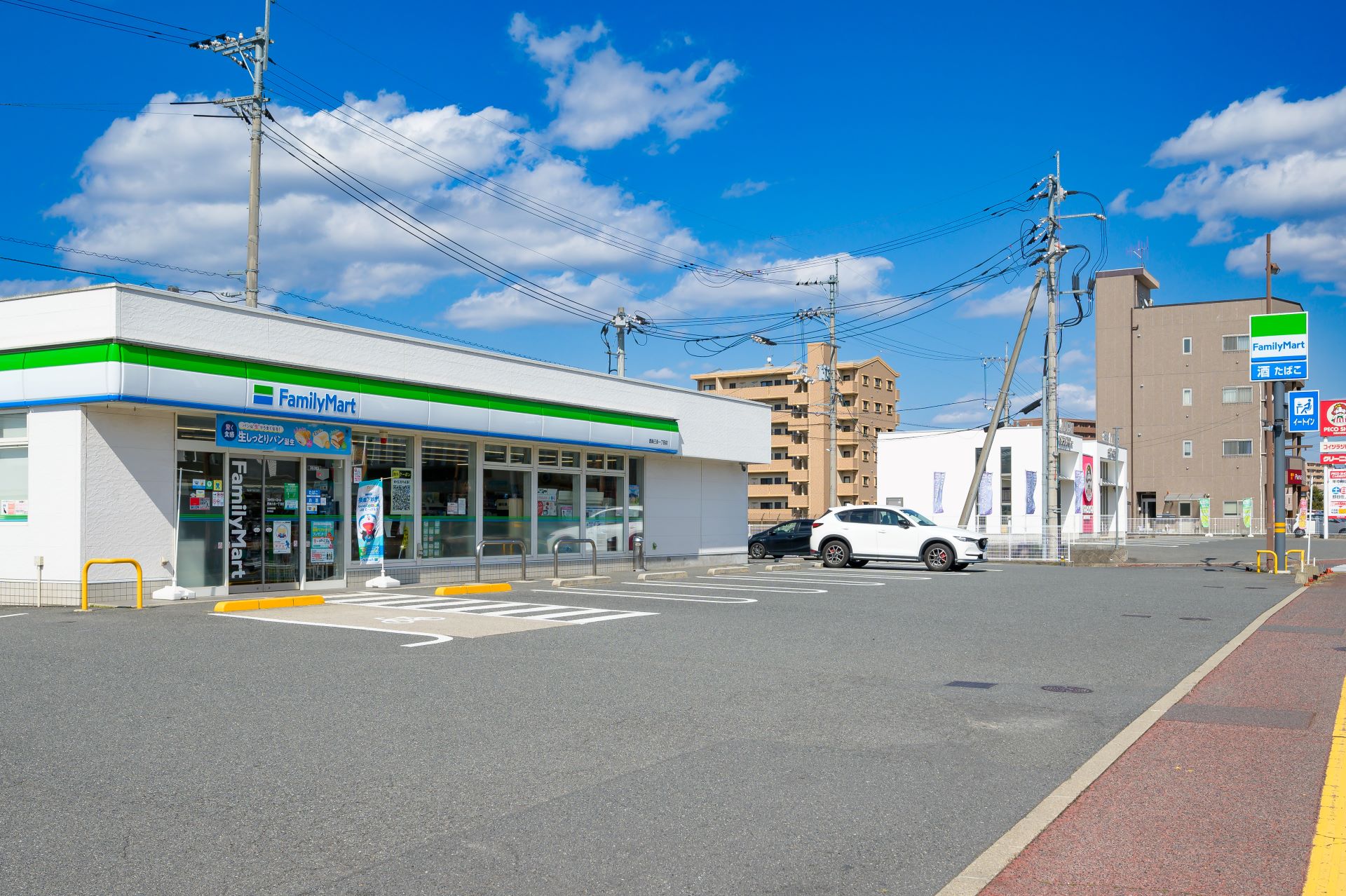 ファミリーマート西条三永一丁目店　約880ｍ　徒歩11分