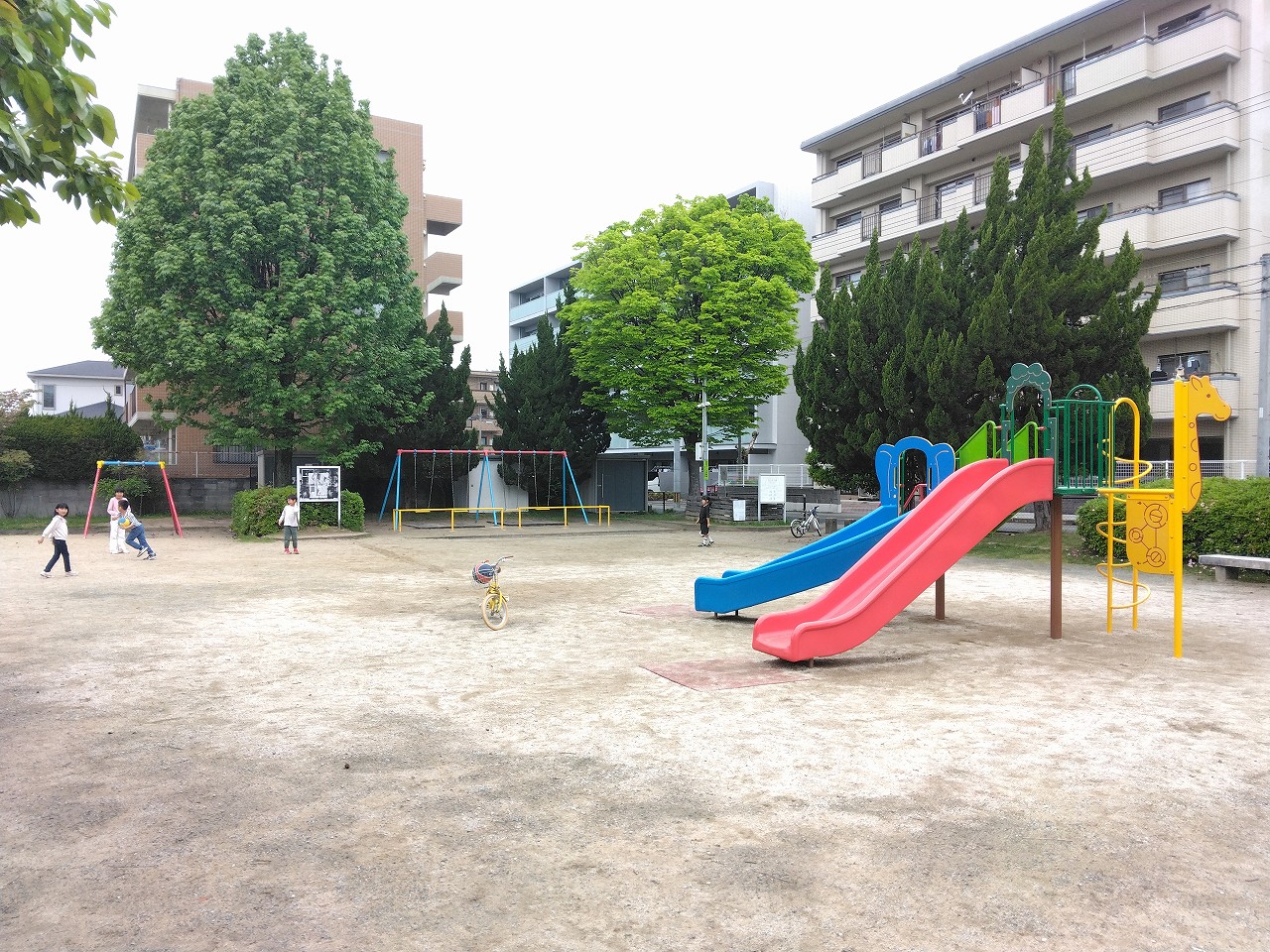 長尾西公園まで150m。マンションや一軒家に囲まれた住宅街の一角に位置するやや大きめの公園です。ブランコや滑り台、砂場もあるので、小さなお子様とのお散歩コースから、小学生の遊び場としても重宝しそうですね。