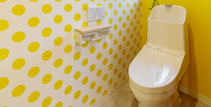 黄色い水玉模様の壁紙が特徴のトイレ