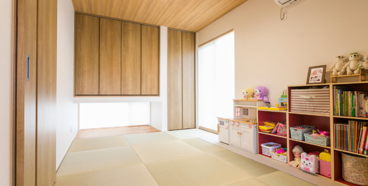 正方形の琉球畳が特徴的な子ども部屋