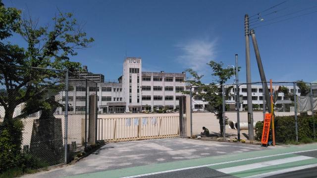 東広島市立寺西小学校　徒歩20分（約1600ｍ）　