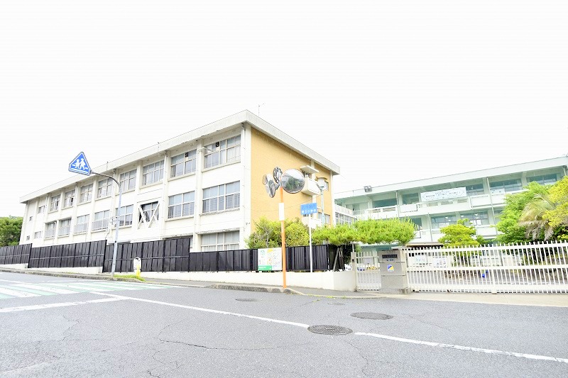 熊野町立熊野第三小学校　約290ｍ（徒歩4分）