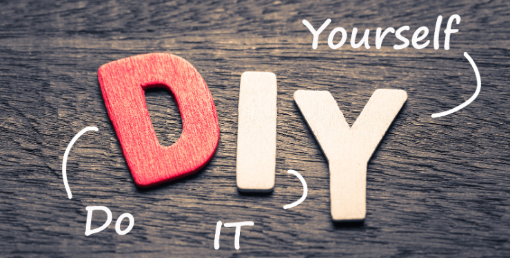 木の板の上にDIYのロゴがあり、Do It Yourselfと書いている