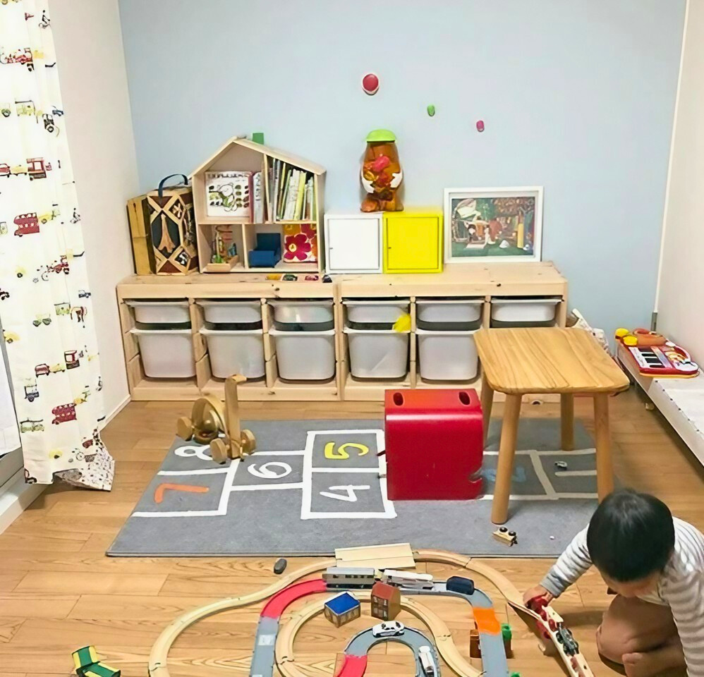 おしゃれな子ども部屋でモノレールのおもちゃで遊んでいる男の子