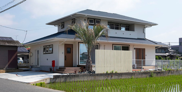 田んぼの隣に建っている二世帯住宅