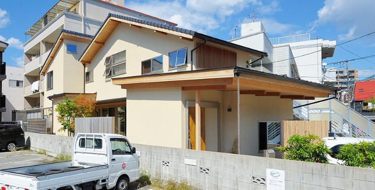 木目の屋根が特徴的なおしゃれな二世帯住宅