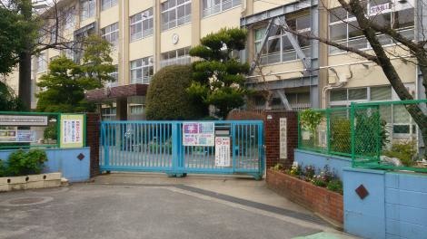 西長住小学校まで290m。